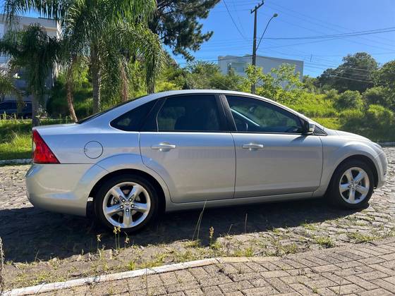 FORD FOCUS 2.0 GLX 16V GASOLINA 4P MANUAL